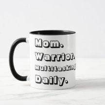 Taza negra diaria multitarea de Mom Warrior person