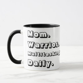 Taza negra diaria multitarea de Mom Warrior person