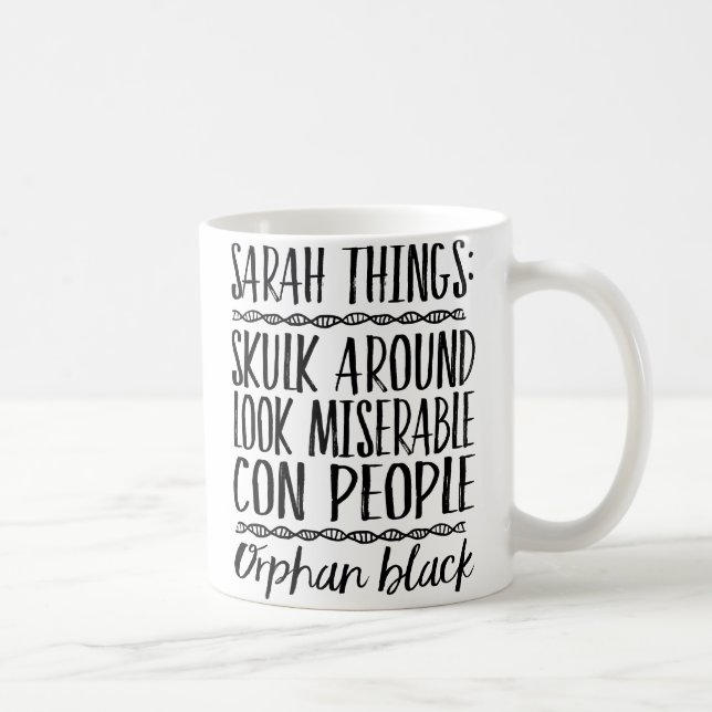 Taza negra huérfana de las cosas de Sarah (Derecha)