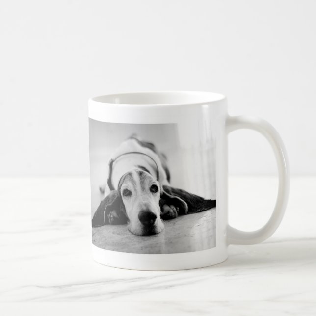 Taza negra y blanca de Basset Hound (Derecha)