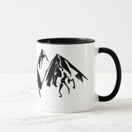 Taza negra y blanca de la montaña
