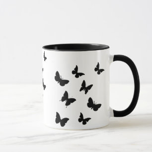 taza negra y blanca de las mariposas