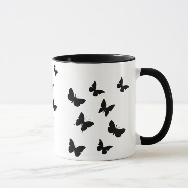 taza negra y blanca de las mariposas (Derecha)