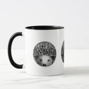 Taza negra y blanca del erizo