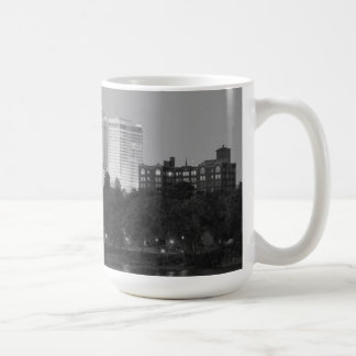 Taza negra y blanca del horizonte de Tulsa