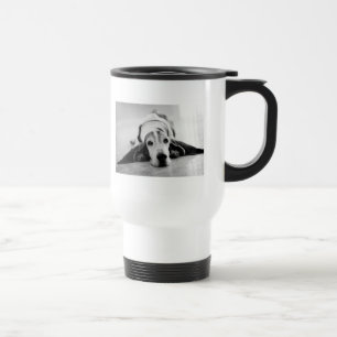 Taza negra y blanca del viaje de Basset Hound