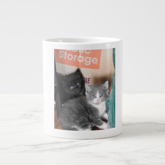 Taza negra y gris 2016 del gatito (Frente)