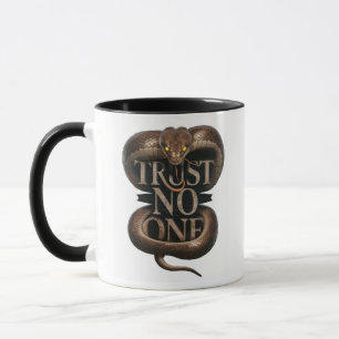 Taza Negrita 'No confíe en nadie' King Snake Mug
