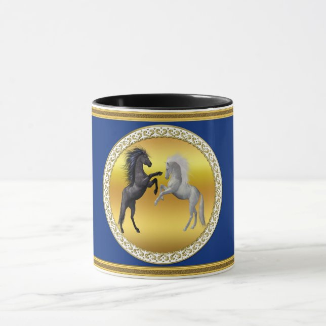 Taza Negro y un caballo blanco que pelean (Centro)
