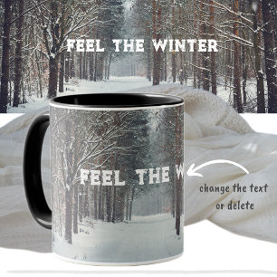 Taza Nevada en el bosque invernal