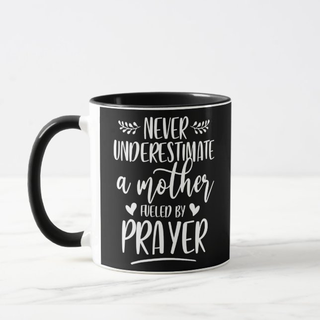 Taza Never Underestimate A Mother Fueled By Prayer (Izquierda)