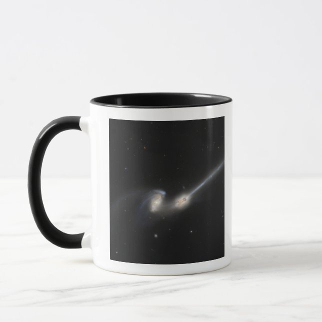 Taza NGC 4676, también conocida como las galaxias de ra (Izquierda)