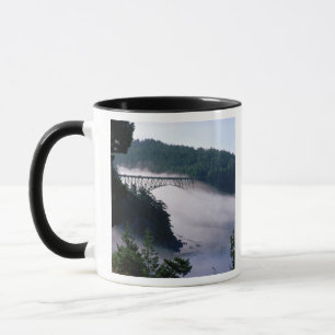 Taza Niebla se desliza bajo el puente Deception Pass en