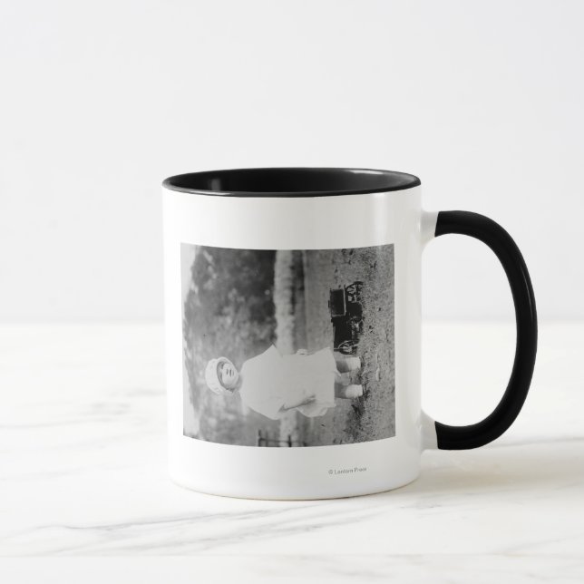 Taza Niña pequeña con carros de juguete. Fotografía (Derecha)