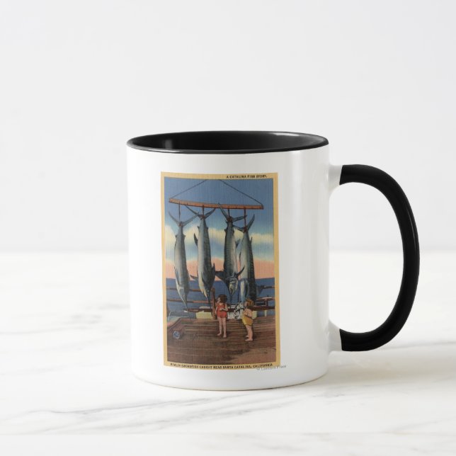 Taza Niñas pequeñas miran pez espada atrapado (Derecha)