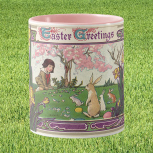 Taza Niño Antiguo en una búsqueda de huevos de Pascua c