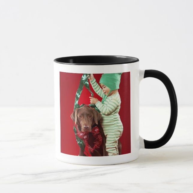 Taza Niño pequeño que adorna un perro (Derecha)