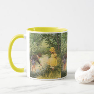 Taza Niños antiguos, niño y niña jugando junto al arroy