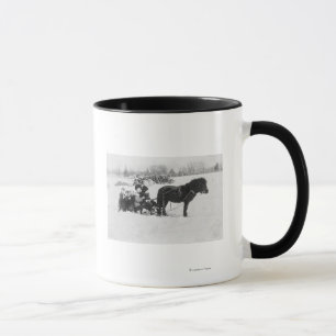 Taza Niños en la fotografía dibujada potro del trineo