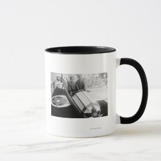 Taza Niños en un coche de caja de jabón