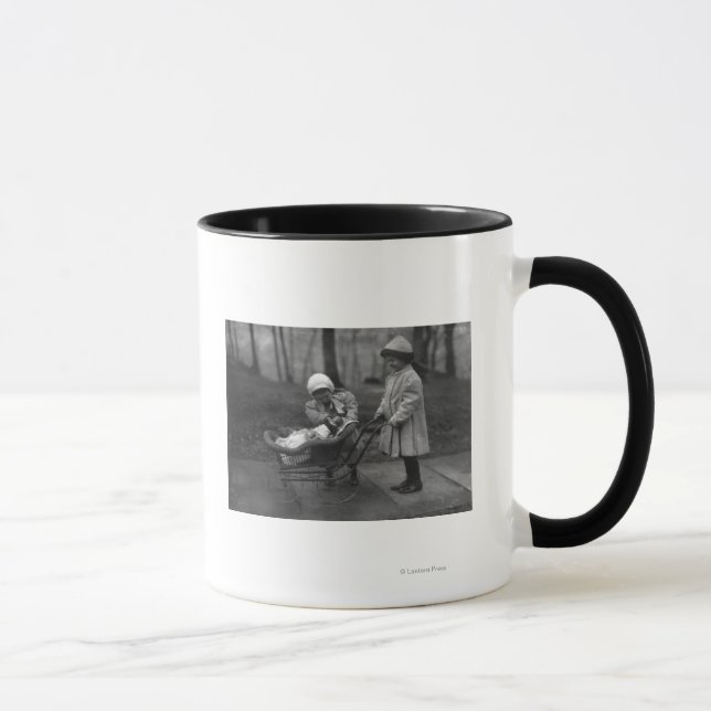 Taza Niños jugando con muñeca Campbell Kid (Derecha)