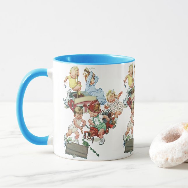 Taza Niños pequeños de la época jugando con camiones de (Con donut)
