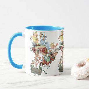Taza Niños pequeños jugando con camiones de bomberos vi