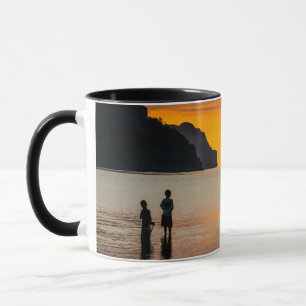 Taza Niños pescando al atardecer