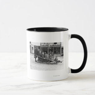 Taza Niños que juegan en trineo en Seward