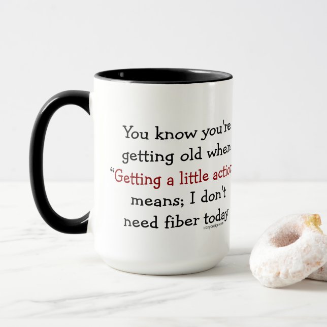 Taza No consiguiendo más viejo ningún decir de la (Con donut)