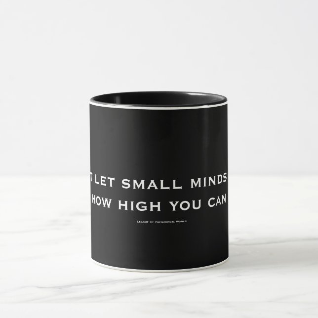 Taza No deje las pequeñas mentes decir a U cómo el alto (Centro)
