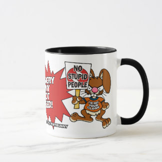 Taza no divertida enojada del conejito