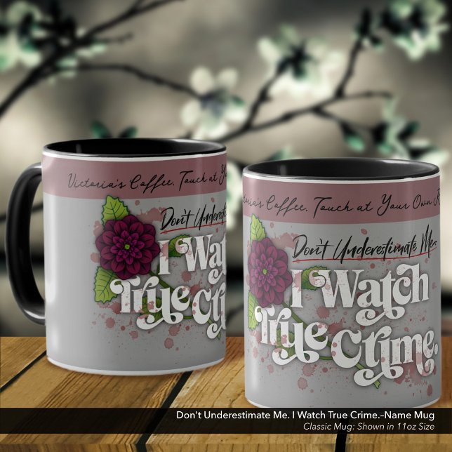 Taza No me subestimes. Veo crimen real.–Nombre (Don't Underestimate Me. I Watch True Crime.–Mug Personalized with Your Name.)