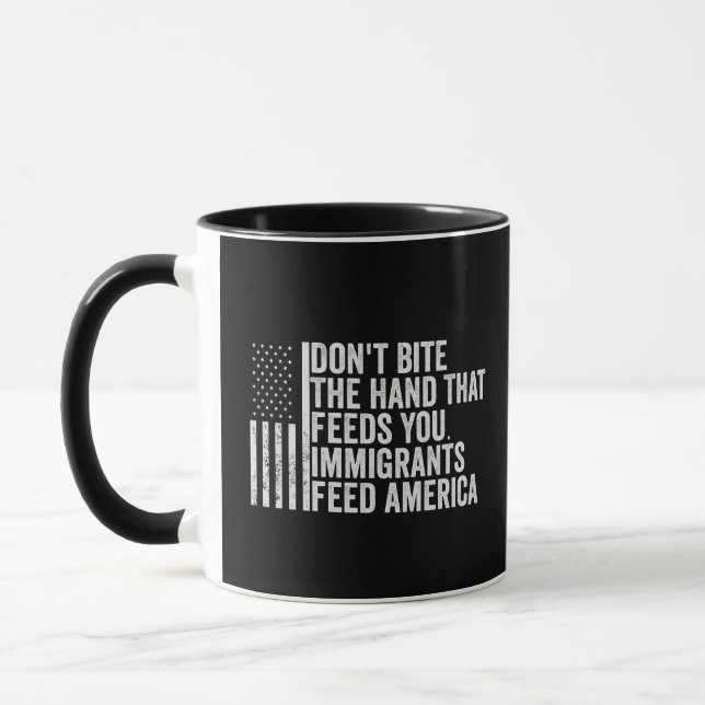 Taza No muerdas la mano que te da de comer estadouniden (Izquierda)