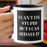 Taza No puedo arreglar texto estúpido en café<br><div class="desc">No puedo arreglar lo estúpido,  pero puedo sedar. Está impreso en ambos lados de esta taza blanca y negra,  perfecta para paramédico,  médica o enfermera. Elija su estilo de taza,  maneje el color,  el color interior y cambie el color de fondo a cualquier cosa.</div>