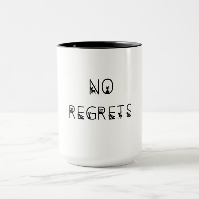 Taza No Regrets gatos negros letra palabras apiladas (Centro)