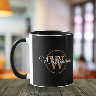 Taza Nombre de guión de monograma dorado Elegante negro