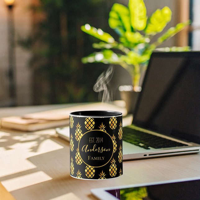 Taza Nombre de la familia de las piñas de oro negro (Subido por el creador)