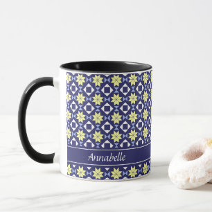 Taza Nombre de patrón de baldosas florales amarillas y 