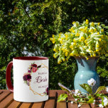 Taza Nombre del boda geométrico de oro floral blanco de<br><div class="desc">Un boho bohemio de moda para una ducha de novia o un boda. Decorado con rosas de color agua en burdeos y rosa. Elegante fondo blanco. Un marco geométrico de oro falso. Con el texto: Bridal Shower escrita con una escritura de estilo con letras a mano. Plantilla para que la...</div>