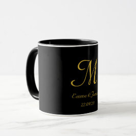 Taza Nombre inicial del monograma elegante negro y dora