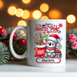 Taza Nombre personalizado de las navidades de Koala<br><div class="desc">El nombre personalizado de las navidades de Koala incluye un bonito Koala con un sombrero de Santa y una bufanda con un saco de Santa. Perfecto para regalos de Navidades,  fiestas de Navidades y celebraciones de feriados,  cumpleaños y más. Creado por Evco Studio www.zazzle.com/store/evcostudio</div>