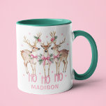 Taza Nombre personalizado de reno de cola de Navidades<br><div class="desc">El nombre personalizado del Navidad Coquette Reindeer Holiday Coffee Mug incluye el texto "Ho Ho Ho Ho Ho" en la tipografía moderna de escritura rosa acentuada con un bonito reno acuarela con arcos de color rosa floral con tu nombre personalizado debajo. Perfecto para regalos de Navidades, fiestas de Navidades y...</div>