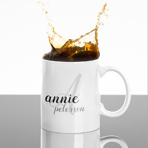 Taza Nombre personalizado. Un monograma de letras en b/
