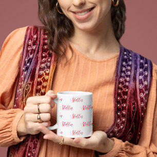 Taza Nombre repetitivo en rojo todo sobre blanco