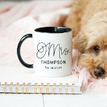 Taza Novedad de la boda personalizada con escritura mod<br><div class="desc">El guión moderno y casual de caligrafía negra de moda "Mrs.",  boda de mujeres tazón de café,  incluye texto personalizado que puede ser personalizado con el nuevo apellido de casada de la novia y fecha/fecha de boda establecida. Hace un regalo perfecto a la recién casada novia!</div>