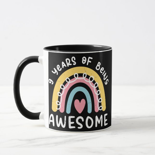 Taza Noveno cumpleaños de Chica de 9 años siendo asombr (Izquierda)