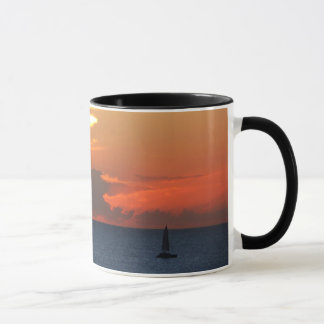 Taza Nubes de atardecer y navegación marítima