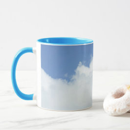 Taza Nubes esponjosas en el cielo azul brillante