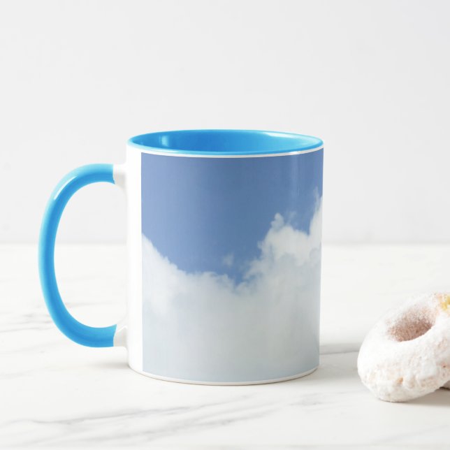 Taza Nubes esponjosas en el cielo azul brillante (Con donut)